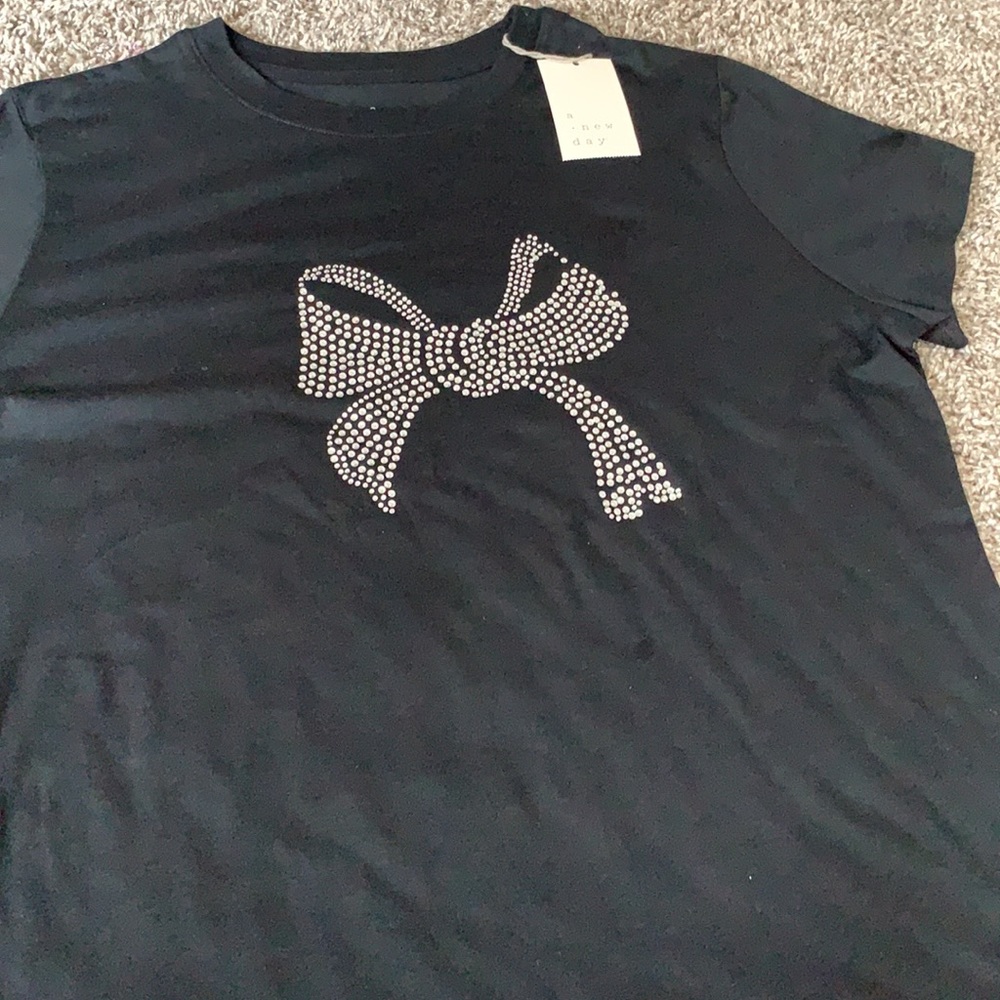 Tee w Rhinestone bow decor 🎀 - Picture 2 of 2